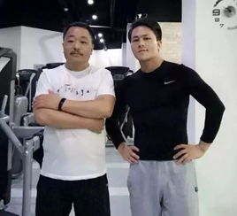 6个月把啤酒肚练成了6块腹肌,这对中国健身父子真的刷爆了朋友圈