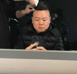 岳云鹏变年画和举鱼福娃完美结合贴门上太辟邪