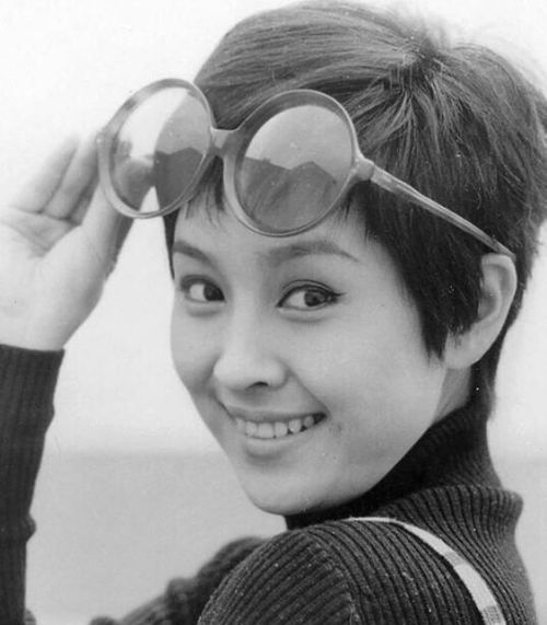她是谢贤第一个老婆,当年被称绝世美人,今有一子比谢霆锋还帅