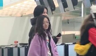 王菲带女儿李嫣香港购物逛街,母女一路说笑,心情大好