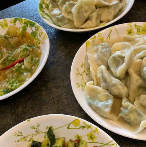 雷佳音请鲁豫吃饺子,当他拿出必吃的配菜后,鲁豫的表情生无可恋