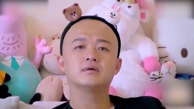 包贝尔与饺子在一起看电视时,表情竟然神同步,不愧是父女俩