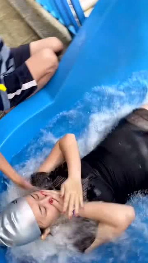 玩水的小姐姐