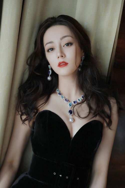 有一种心动叫迪丽热巴,一袭黑色深v抹胸长裙搭长卷发,高贵冷艳