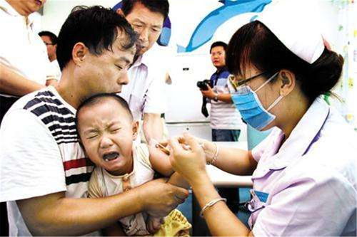 孙子打针奶奶先疼,祖孙俩表情神同步,网友是亲奶奶没错了