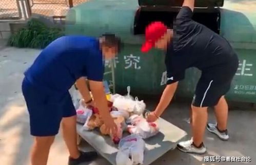 山东一学校将学生外卖扔进垃圾桶,扔了一板车,校方回应禁止点外卖