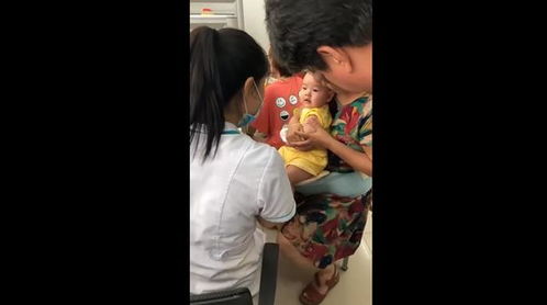 宝宝打针不哭不闹,表情淡定极了,护士都忍不住夸段位太高