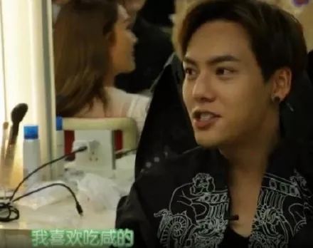 爱吃火锅的陈伟霆收到了一束能涮来吃的鲜花,之前还收到过莲蓬花,等等家粉丝的画风真清奇啊
