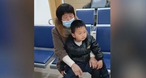 男孩脚受伤去换药,发现打针护士竟然是妈妈之后,娃的表情亮了