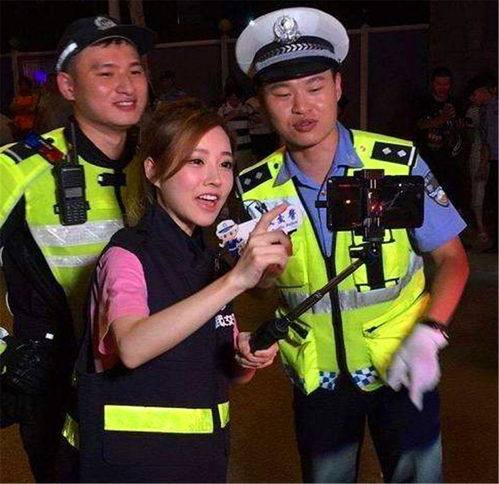 冯提莫变身冯警官直播查酒驾吹测试器的样子超可爱