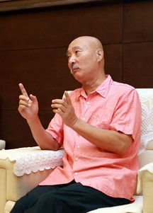 65岁陈佩斯光头白须表情丰富喜感十足,杨立新穿红衣精神抖擞