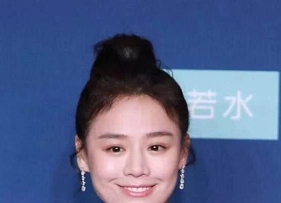 马思纯的微笑升级变表情包,她还喊话周冬雨也想要一个大脸盘子