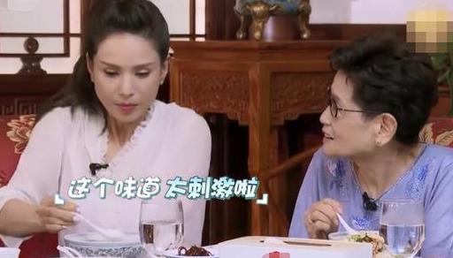 不就是一碗豆汁儿,至于把脸喝成雕塑吗李若彤的表情更有意思