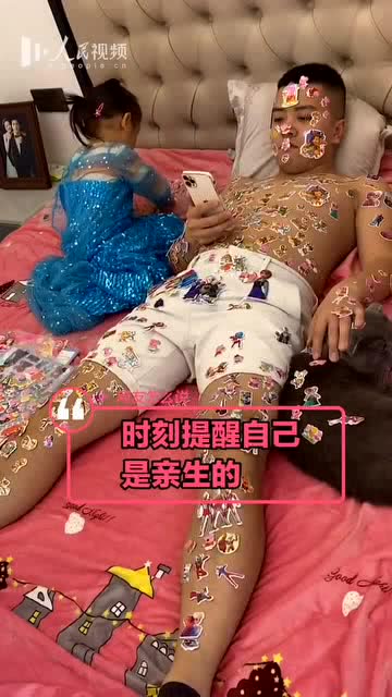 萌娃在爸爸身上又画画又粘贴纸,一旁猫咪的表情亮了