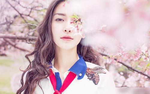 angelababy疑似颜值下滑直播和精修图差距大,网友直呼像男生
