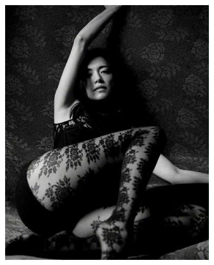 姚晨杂志大片曝光,黑丝美腿尽显女人气质,遭嘲私房写真别发出来