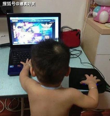 搞笑gif每个美丽女人的背后,总有一群傻傻的男人