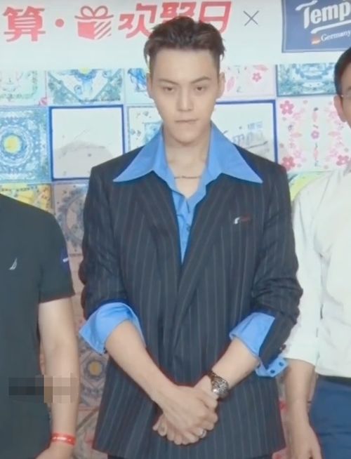 陈伟霆梳大背头现身,却被胸口处纹身抢镜,网友与新恋情有关