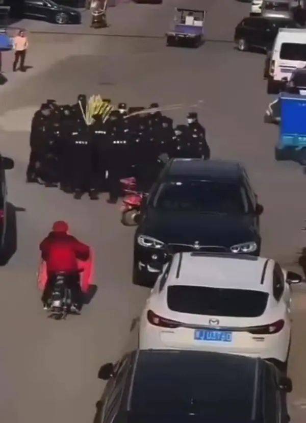 数十名市容管理员围抢老人甘蔗,老人倒地痛哭官方深夜通报老人家属发声