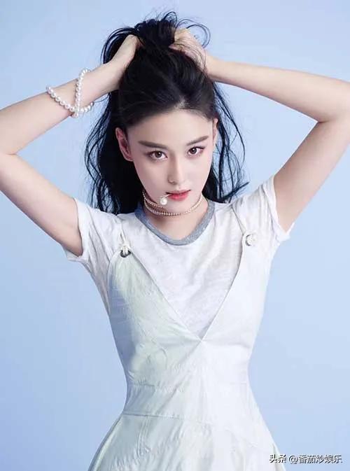 张馨予陪母亲广州逛商场,拎3万5包清纯似女高,妈妈比女儿还时髦