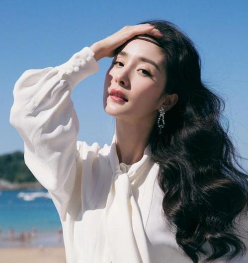 杨幂片场皱眉看手机心情不佳,还甩助理脸色