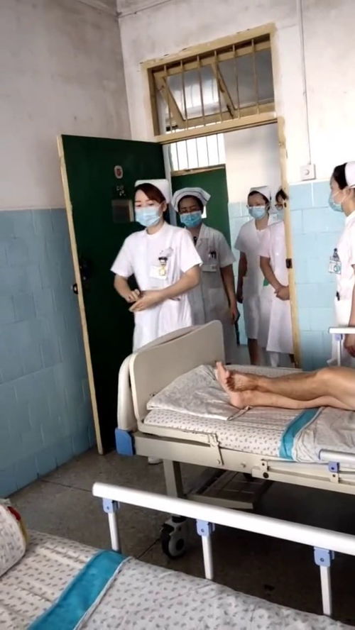医院实习美女护士,打针前先戳手,感觉我小命不保
