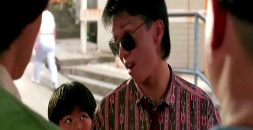 男子带领小孩躺下,不料过来穿裙子美女被冤枉偷看,小孩表情太逗了
