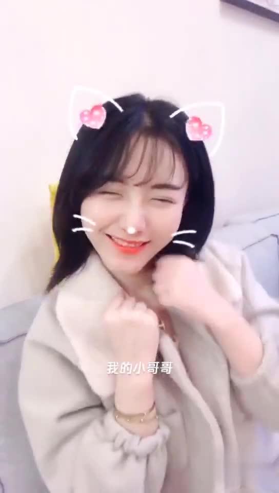 遇到小哥哥的我表情都开始猥琐