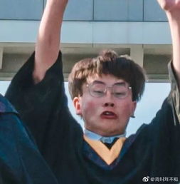 毕业照被拍成表情包网友想当年,我也是花钱请的摄像师