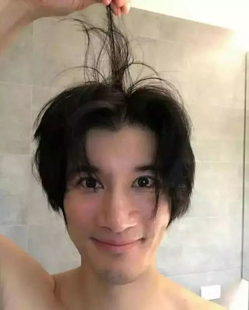 王力宏还原张学友表情包脱鞋露破洞袜,这是完全放飞了自我