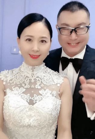 尹相杰与老婆补拍婚纱照,娇妻前凸后翘身材火辣,一起商演搂腰秀恩爱
