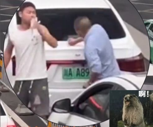 俩男子因交通事故吵架,一人被按在车上狠狠打屁股,侮辱性极强