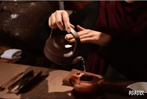 这就是街舞张艺兴曝这位选手喜欢喝茶,大家都露出了这个表情