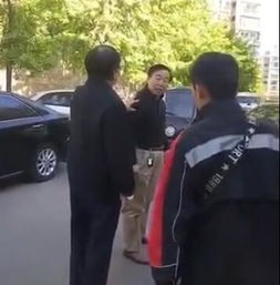 快递员剐蹭轿车遭掌掴顺丰总裁暴怒