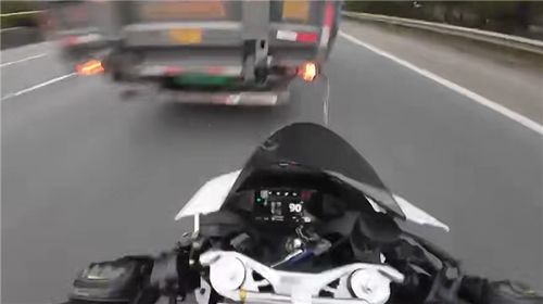 摩托车高速狂飙最高时速超200kmh最终撞上货车