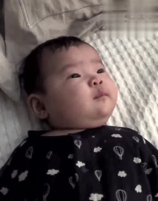 刚睡醒的小宝宝伸懒腰时的表情好丑啊太萌了