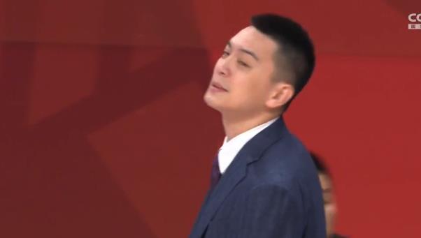 4分钟狂轰160张镇麟暴扣振臂怒吼,郭艾伦上头,杨鸣表情抢镜