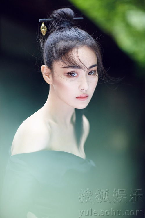 张馨予抓住夏天的尾巴丸子头清透妖娆似画中人