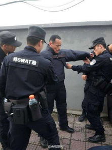 特警归家睡屋外特勤趟感动网友