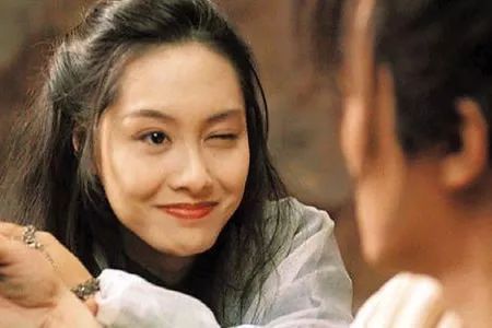 最美紫霞仙子朱茵优雅现身身戴千万珠宝翡翠不怯场甜笑称老公买的珠宝都喜欢