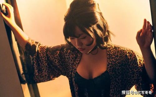 李雪琴首登男人装,大秀性感丰满身材,却被嘲太土气