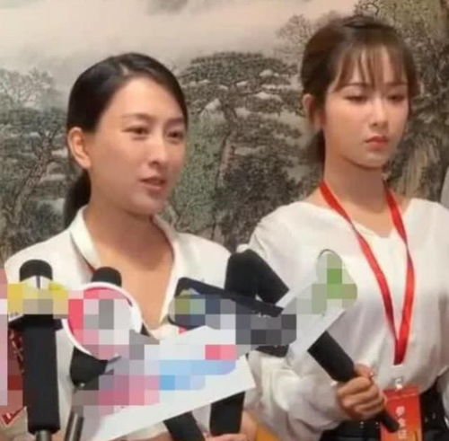 表情马苏久违亮相活动,杨紫在旁为她举话筒,却因面无表情引热议表情