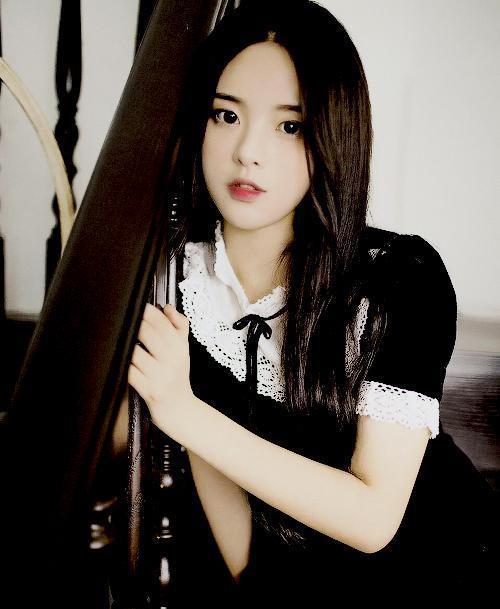 杨超越自信起来气场好强,穿黑色礼服化身暗夜女王,漫画腿吸睛