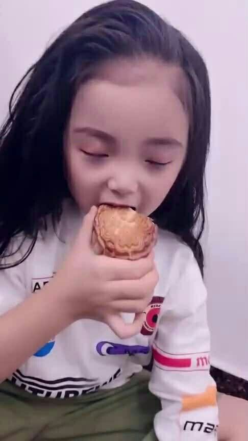这个小美女一下子就变成了嫦娥美人,这个表情真可爱