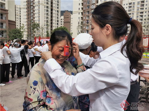 云南彝良包粽比赛迎端午搬迁群众乐开怀