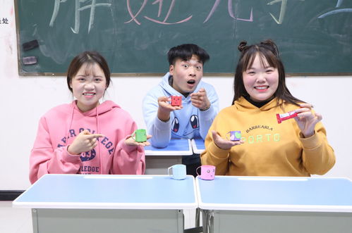 胖妞教学生折迷你小水杯,画上萌萌的表情,既可爱又能当收纳盒