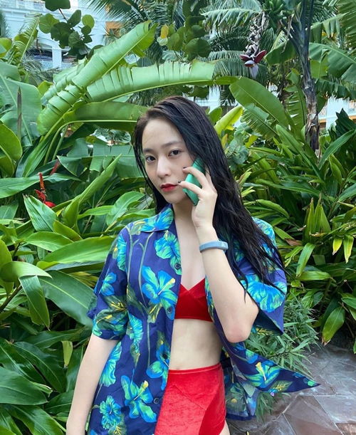 krystal郑秀晶晒拍摄花絮照,眼神犀利表情冷酷身材恢复纤细