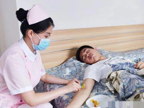 护士给病人打针时,为什么都爱戴口罩