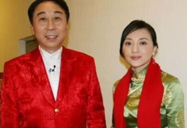 冯巩全家照,老婆比范冰冰还漂亮,34岁儿子长得无法形容