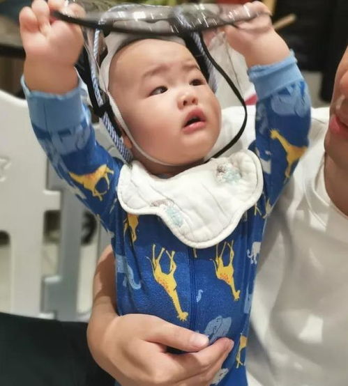 李艾儿子长好快,才1岁就变成了小胖墩,为了不戴口罩都要拼命了